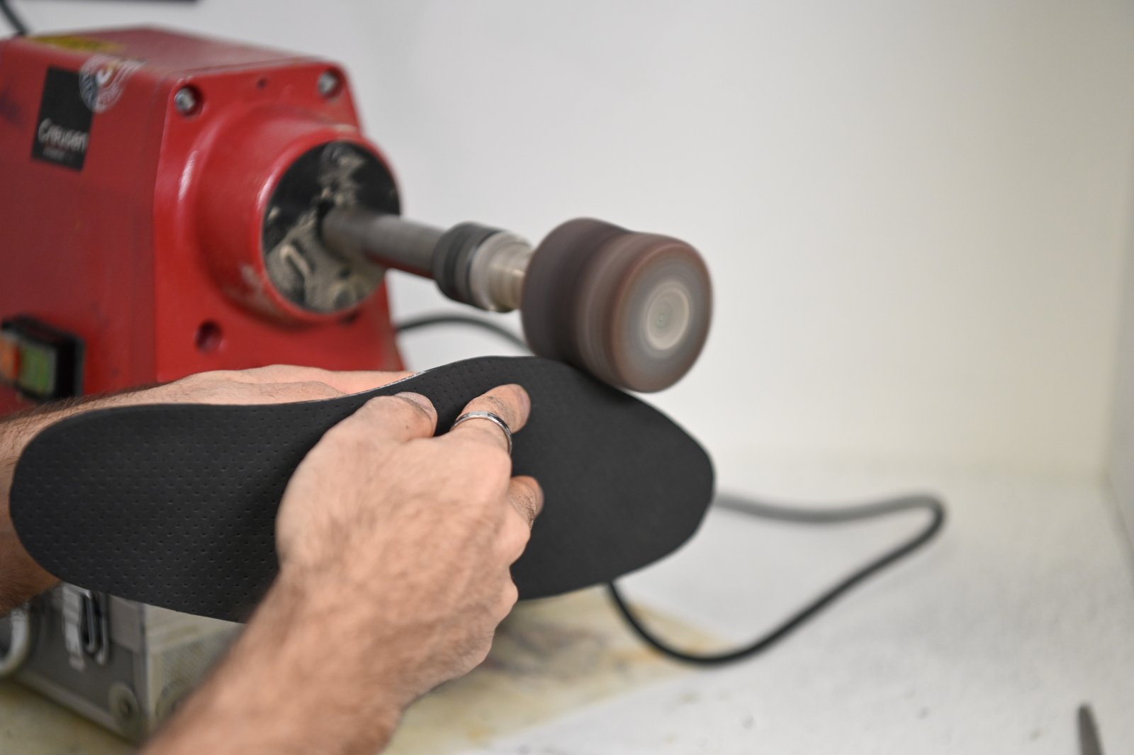 Façonnage d’une semelle sur mesure à la meuleuse