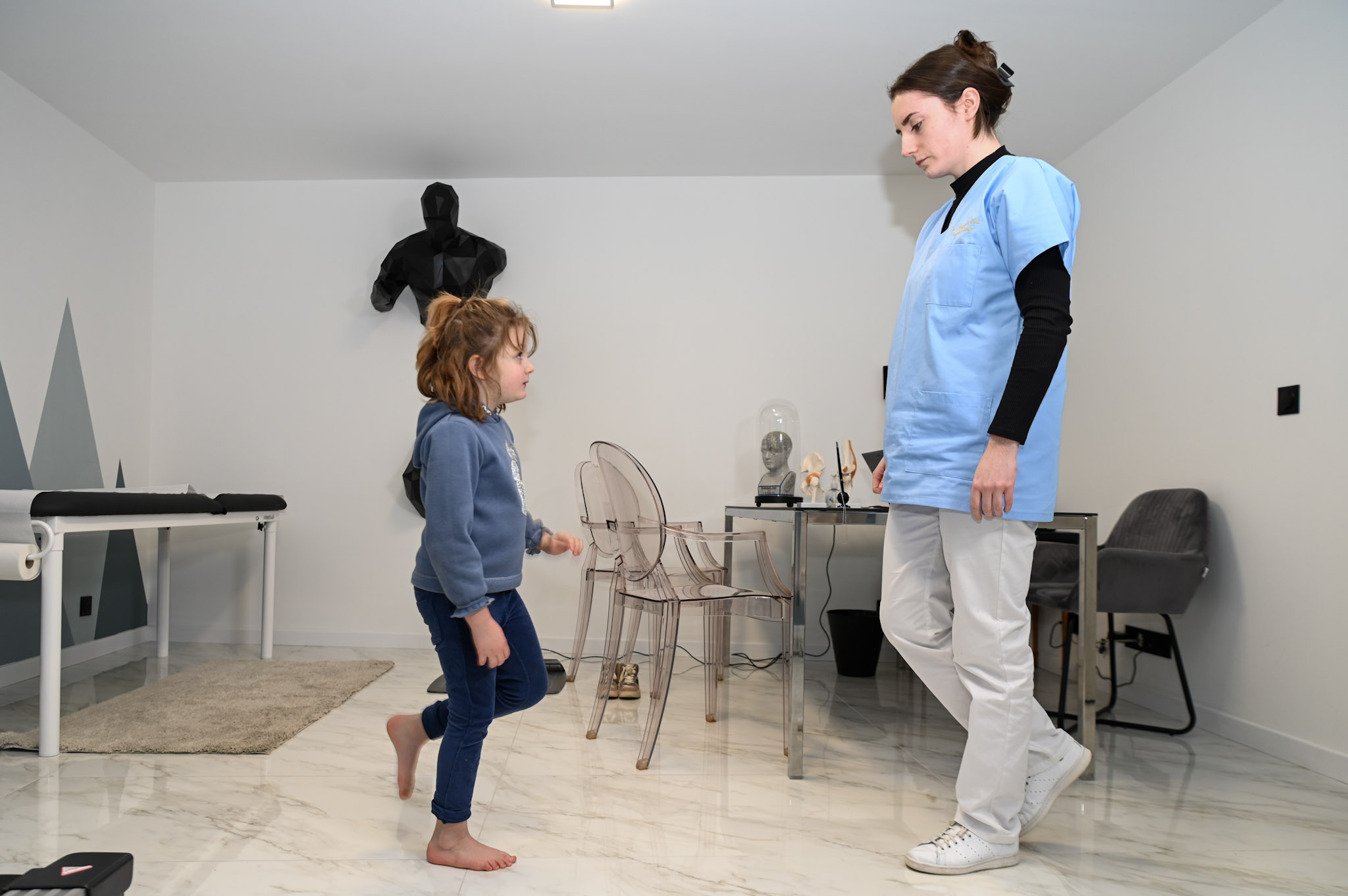 Observation de la marche d’un enfant avec la podologue