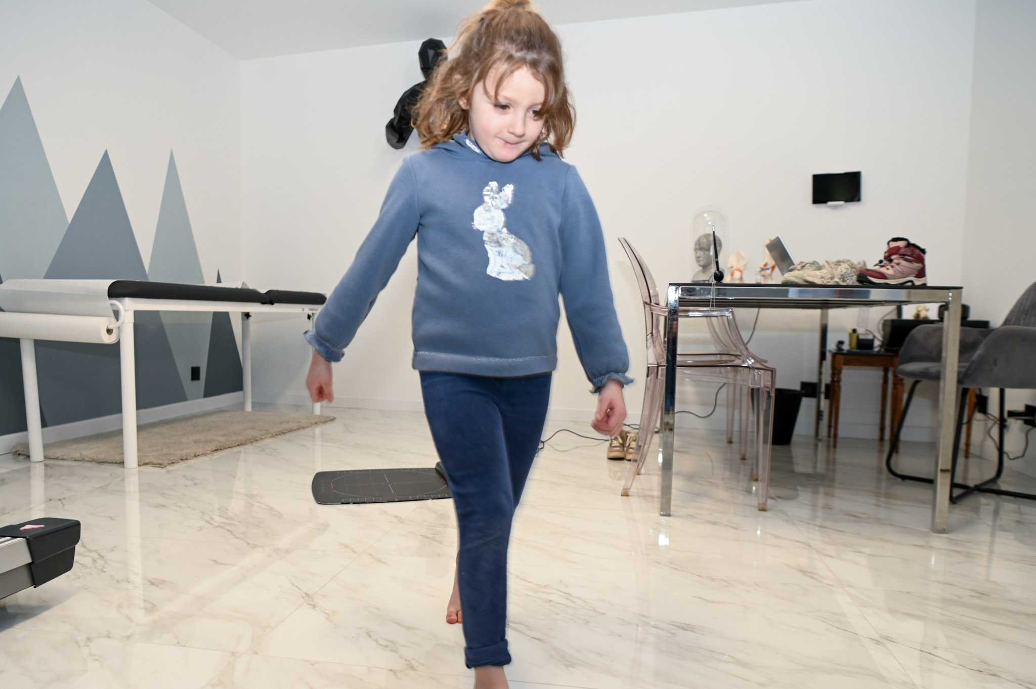 Enfant en équilibre sur une jambe lors du bilan